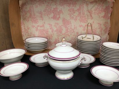 DINETTE en porcelaine à décor de liseré prune...