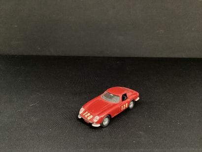 DINKY TOYS :
Ferrari 275 GTB, bordeaux.
Édition...