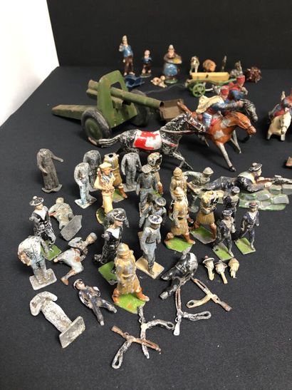 LOT de soldats, personnages, chevaux, animaux...