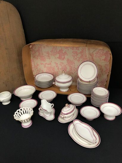 DINETTE en porcelaine à décor de liseré prune...