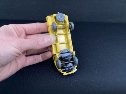DINKY TOYS :
Ford dump truck, yellow.
Without...