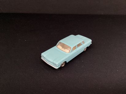 DINKY TOYS :
Chevrolet Corvair, bleu pâle.
Afrique...