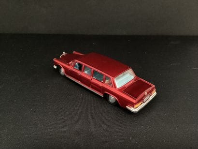 DINKY TOYS :
Mercedes 600, Pullman, burgundy.
With...