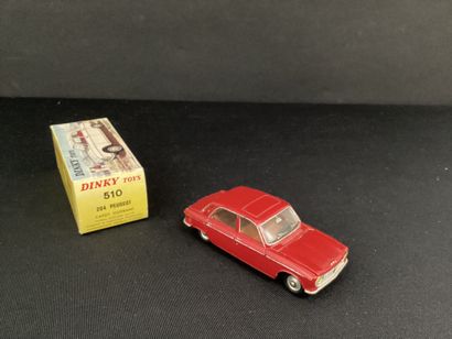 DINKY TOYS :
Peugeot 204, berline, rouge.
Avec...
