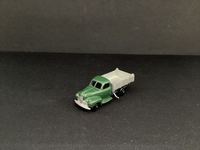 DINKY TOYS:
Studebaker, tipper, green cab...