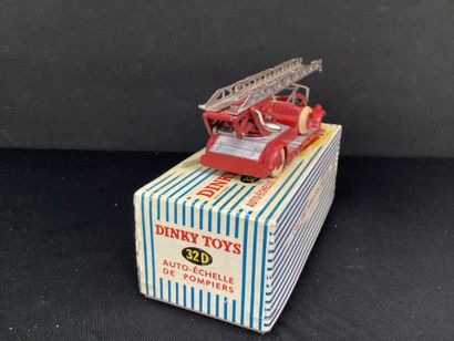 DINKY TOYS :
Camion Delahaye.
Avec auto-échelle...