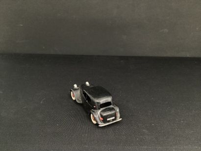 DINKY TOYS :
Citroën Traction 11 BL, noire...
