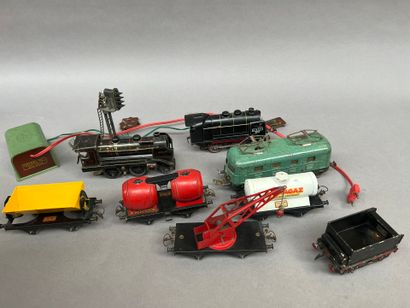 HORNBY & autres :
Deux locomotives, une voiture,...
