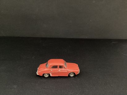 DINKY TOYS :
Renault dauphine, burgundy/red.
Without...