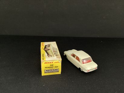 DINKY TOYS :
Peugeot 204 blanche, modèle...
