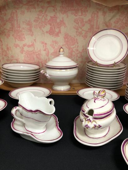 DINETTE en porcelaine à décor de liseré prune...