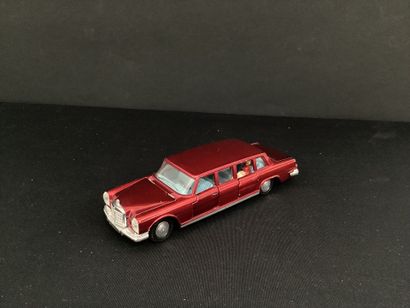 DINKY TOYS :
Mercedes 600, Pullman, burgundy.
With...