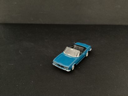 DINKY TOYS :
Peugeot 504 cabriolet, bleu.
Sans...