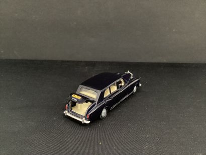 DINKY TOYS : 
Rolls-Royce, phantom V noire.
Avec...