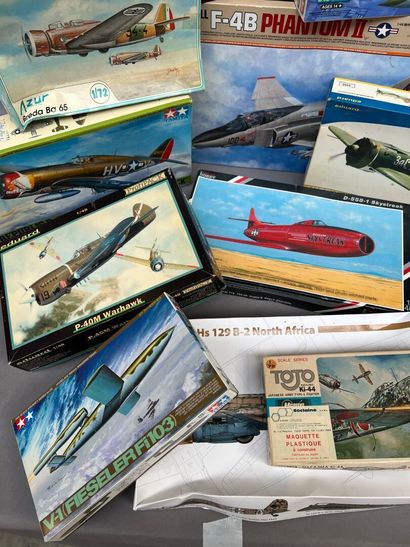 LOT de maquettes d'avions militaires à construire.
État...