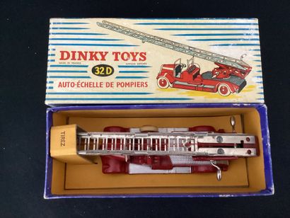 DINKY TOYS :
Camion Delahaye.
Avec auto-échelle...