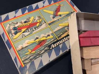 ARMATOR
Avion en bois dans sa boîte.

Sur...