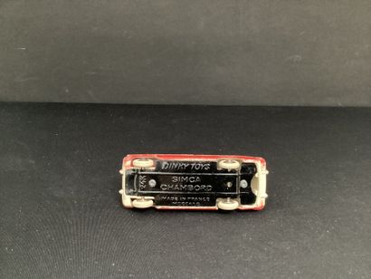 DINKY TOYS :
Simca Chambord, rouge et blanche.
Sans...