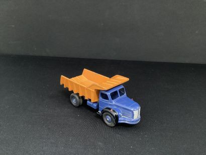 DINKY TOYS:
Berliet GBO tipper truck 