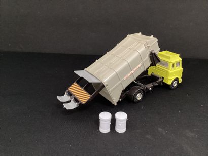 DINKY TOYS :
Camion Benford refuse wagon,...