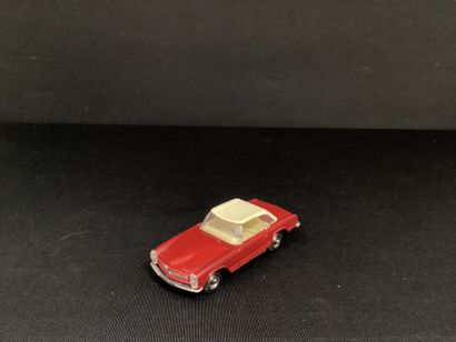 DINKY TOYS : 
Mercedes 230 SL, rouge et toit...