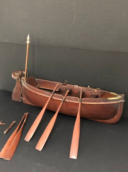 MAQUETTE de barque en acajou à trois bancs...