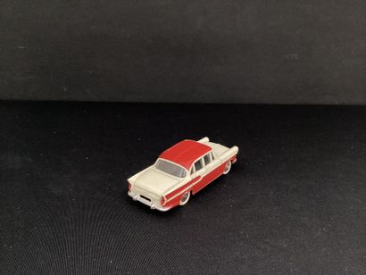 DINKY TOYS :
Simca Chambord, rouge et blanche.
Sans...