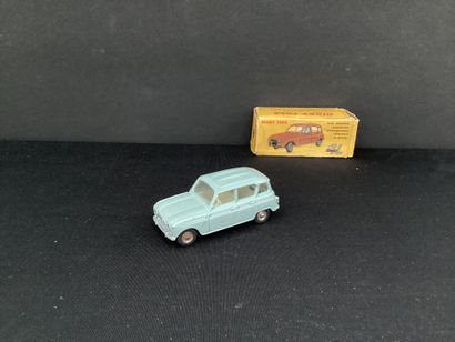 DINKY TOYS :
Renault 4L, bleu-ciel. Modèle...