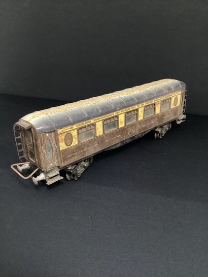 PULLMAN :
WAGON voyageur marron et jaune...