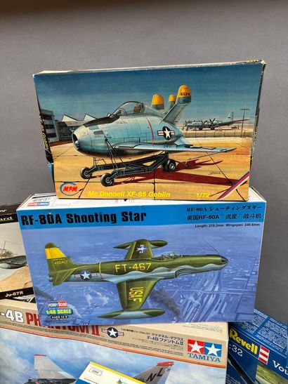 LOT de maquettes d'avions militaires à construire.
État...