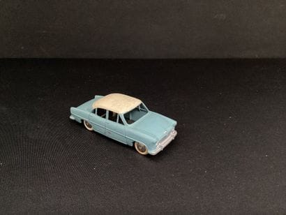 DINKY TOYS :
Simca Versailles, Bleue et Blanche.
Sans...