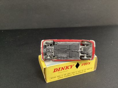 DINKY TOYS :
Peugeot 204, berline, rouge.
Avec...