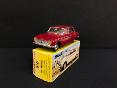 DINKY TOYS :
Peugeot 204, berline, rouge.
Avec...