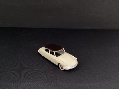 DINKY TOYS :
Citroën DS 19 beige and black...