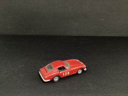 DINKY TOYS :
Ferrari 275 GTB, bordeaux.
Édition...