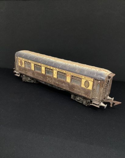 PULLMAN :
WAGON voyageur marron et jaune...