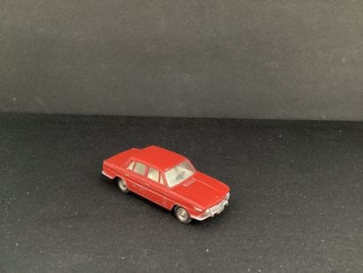 DINKY TOYS :
BMW 1500 luxe, red
Swivel axle,...