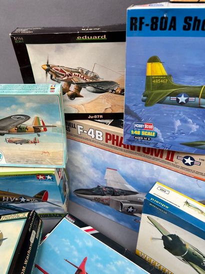 LOT de maquettes d'avions militaires à construire.
État...