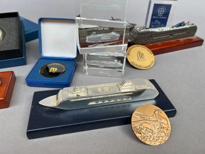 BATEAU presse papiers principalement siglés...
