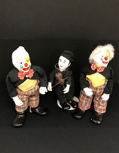 Trois POUPEES représentant deux clowns et...