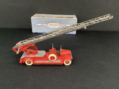 DINKY TOYS :
Fire truck, Delahaye.
With ladder.
In...