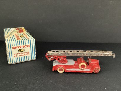 DINKY TOYS :
Camion Delahaye.
Avec auto-échelle...