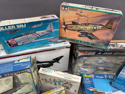 LOT de maquettes d'avion à construire.
État...
