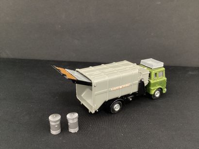 DINKY TOYS :
Camion Bedford refuse wagon,...