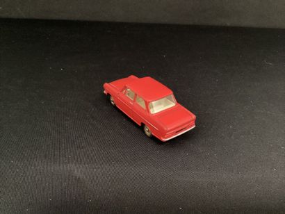 DINKY TOYS :
Opel Kadett berline, rouge.
Vitres...