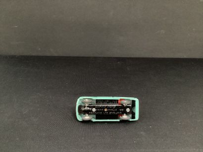 DINKY TOYS :
Ford Anglia, turquoise.
Essuie...