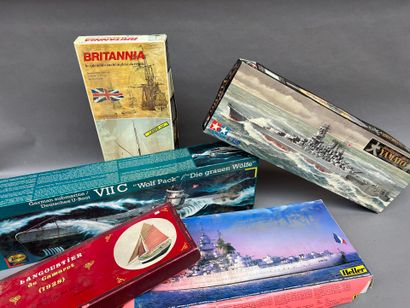 LOT de maquettes de bateaux civiles et militaires...
