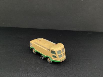 DINKY TOYS :
Arroseuse et balayeuse LMV,...