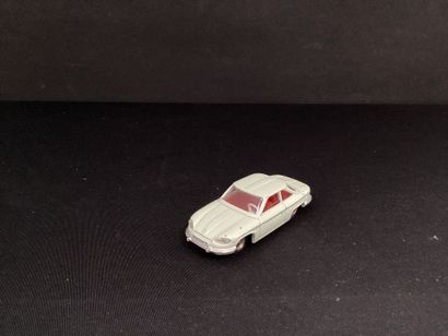 DINKY TOYS :
PANHARD 24 CT, vert d'eau.
Glace...