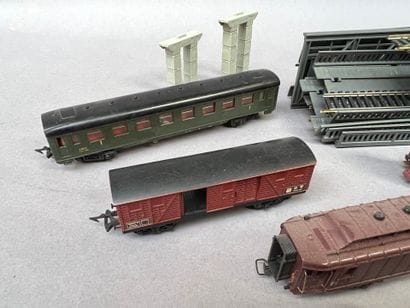JOUEF :
Lot de voitures et wagons avec des...